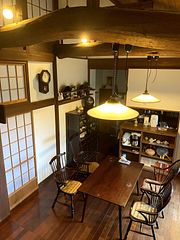 漆喰の白壁と梁の美しさの中で過ごす空間は快適