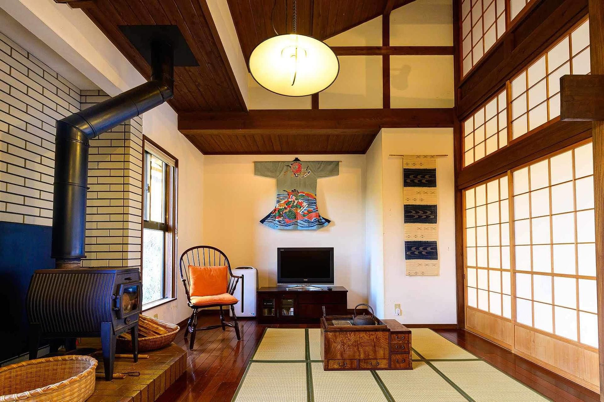 冬季の主暖房は薪ストーブのリビング