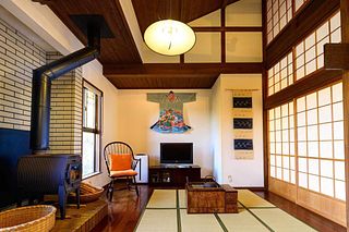 冬季の主暖房は薪ストーブのリビング