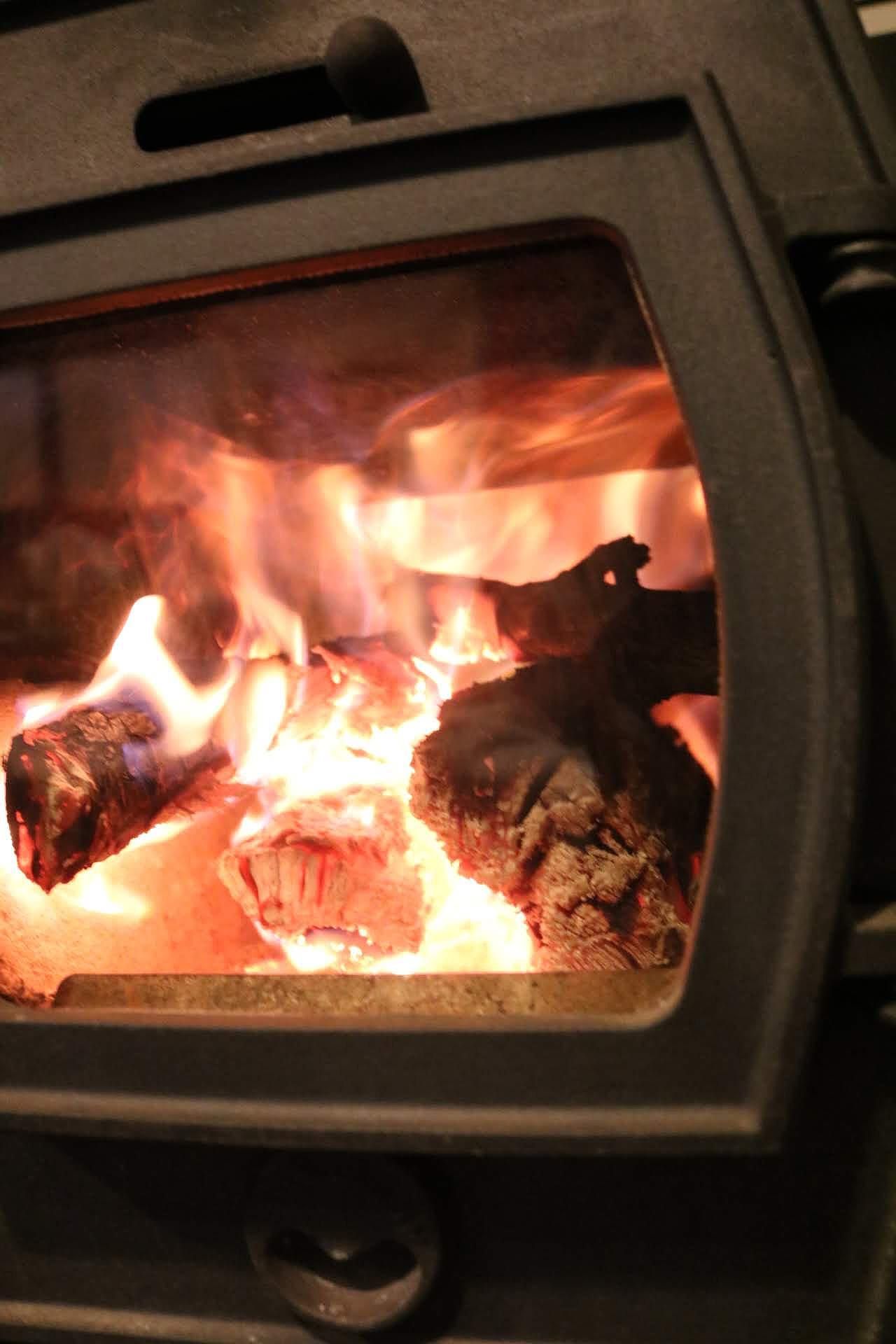 薪ストーブの炎を見つめていれば心からの安らぎを得ることができます