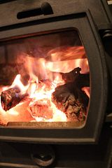 薪ストーブの炎を見つめていれば心からの安らぎを得ることができます