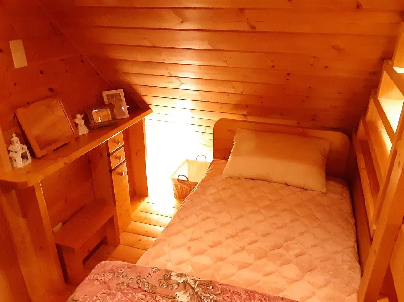 寝室(セミシングルベッド ③)