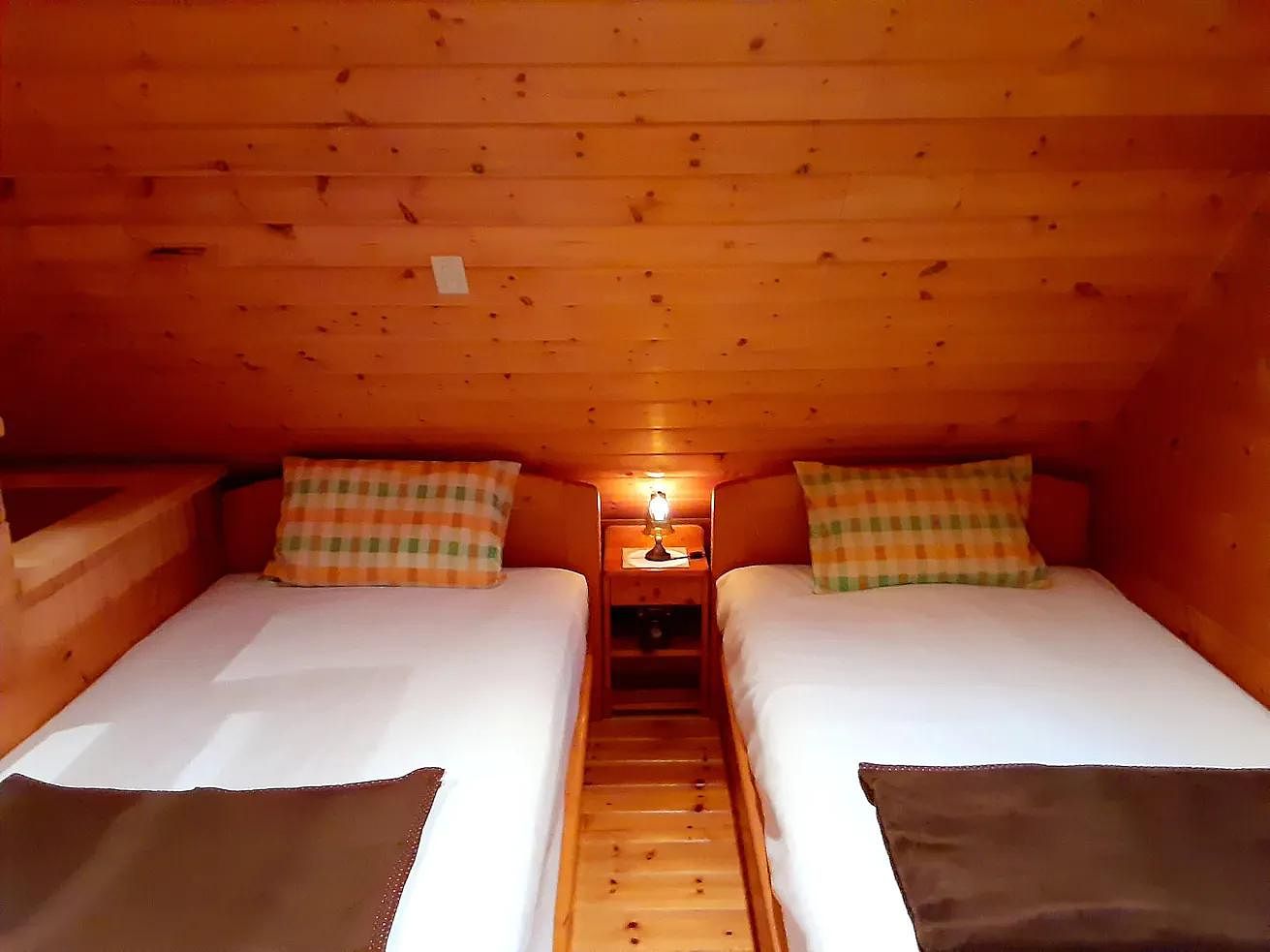 寝室(シングルベッド ①,②)