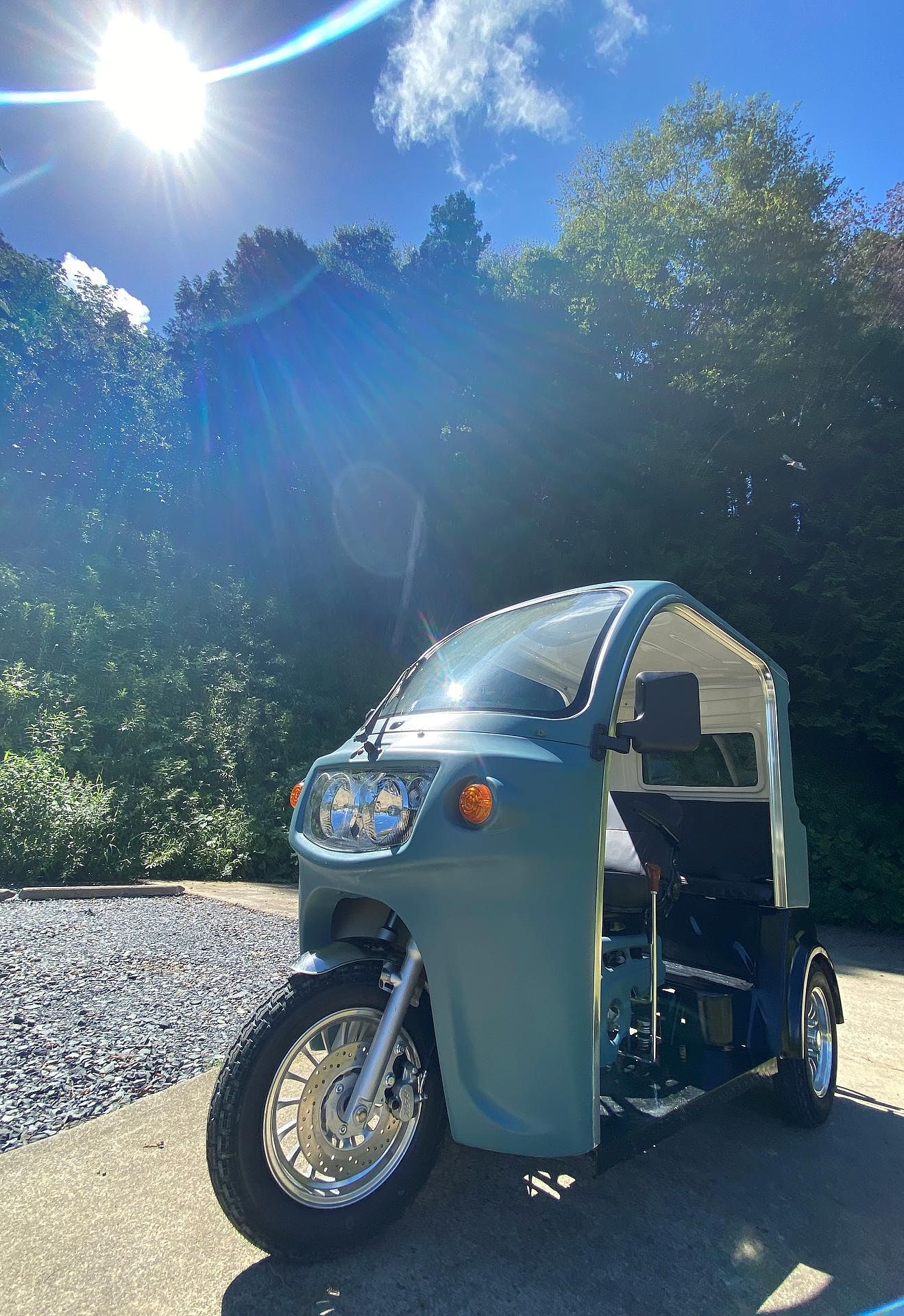 オート三輪者で近所をめぐるのも楽しい（普通自動車免許をお持ちで30分ほどの練習が必要です）