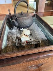 火鉢でお持ちを焼くことも可能です（有料）