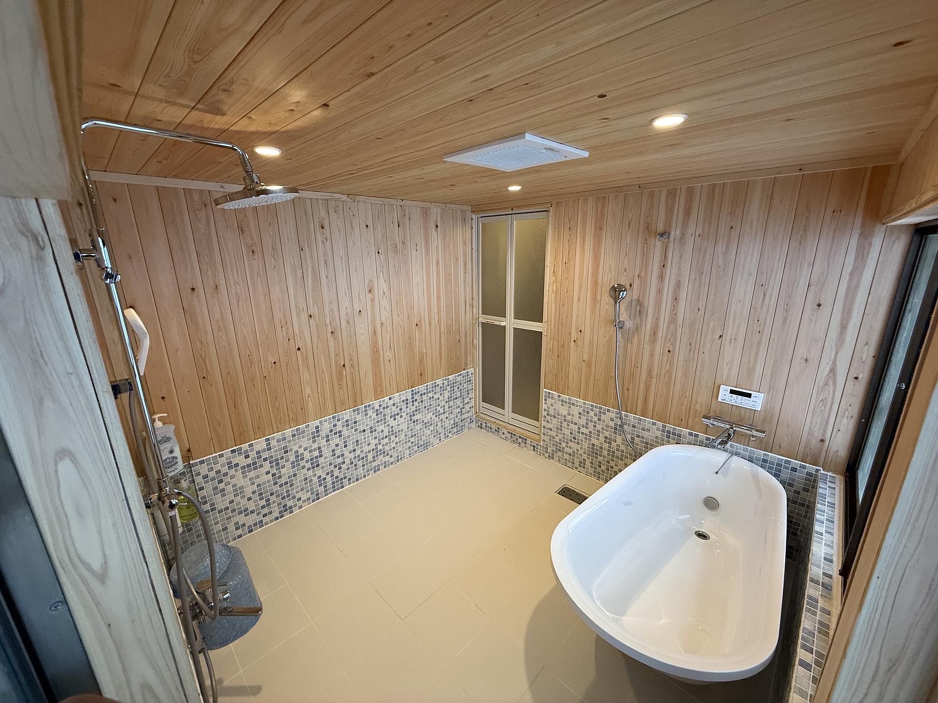 4畳の広々浴室は置き型浴槽とオーバーヘッドシャワー完備で檜の香に包まれて贅沢なバスタイムが楽しめます