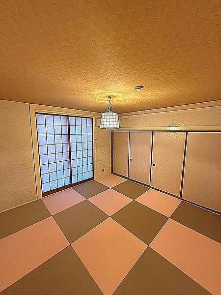 桜をイメージしたモダンな和室。襖を解放すれば約30畳の広々リビング空間が生まれます