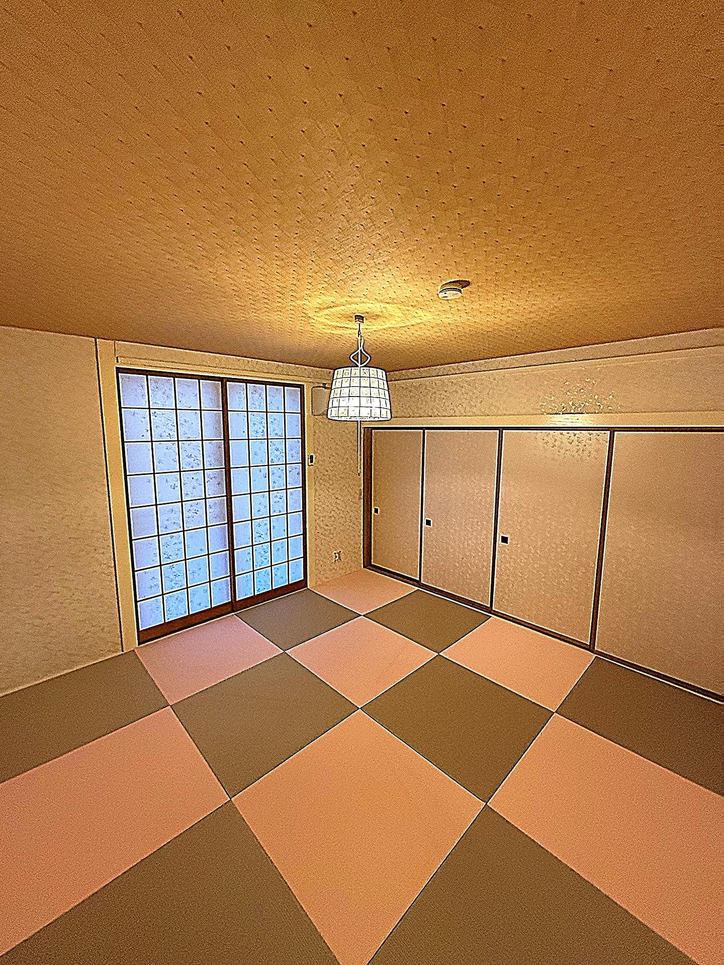 桜をイメージしたモダンな和室。襖を解放すれば約30畳の広々リビング空間が生まれます