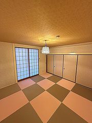 桜をイメージしたモダンな和室。襖を解放すればリビングと一体でご利用も可能です