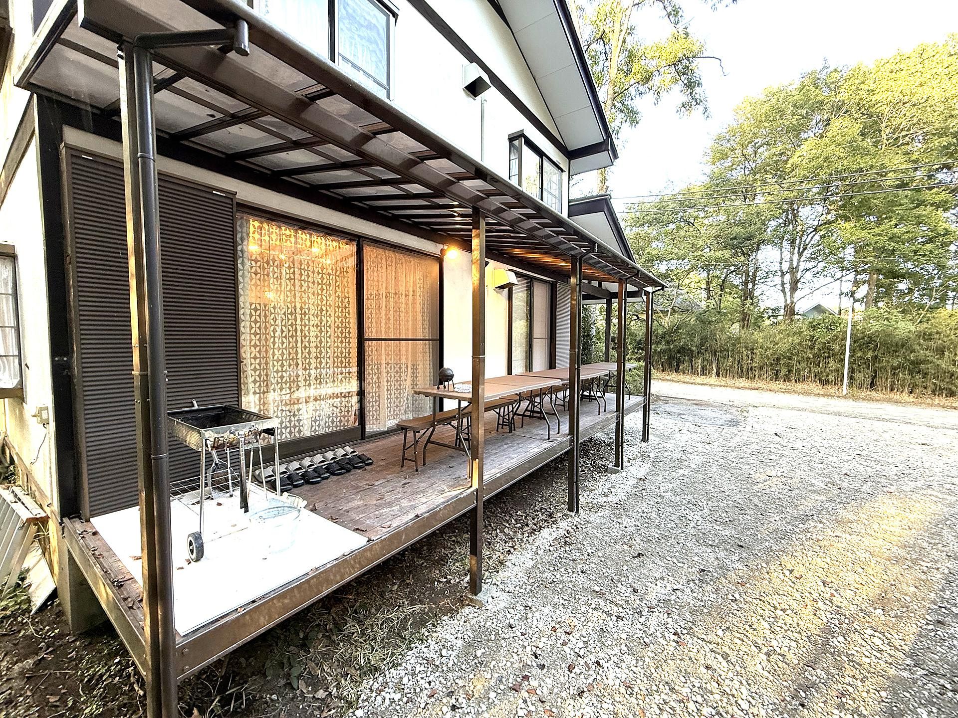 南面が広々と開けた屋根付きウッドデッキにはカフェ風テーブル完備でBBQがお楽しみ頂けます！