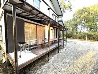 南面が広々と開けた屋根付きウッドデッキにはカフェ風テーブル完備でBBQがお楽しみ頂けます！