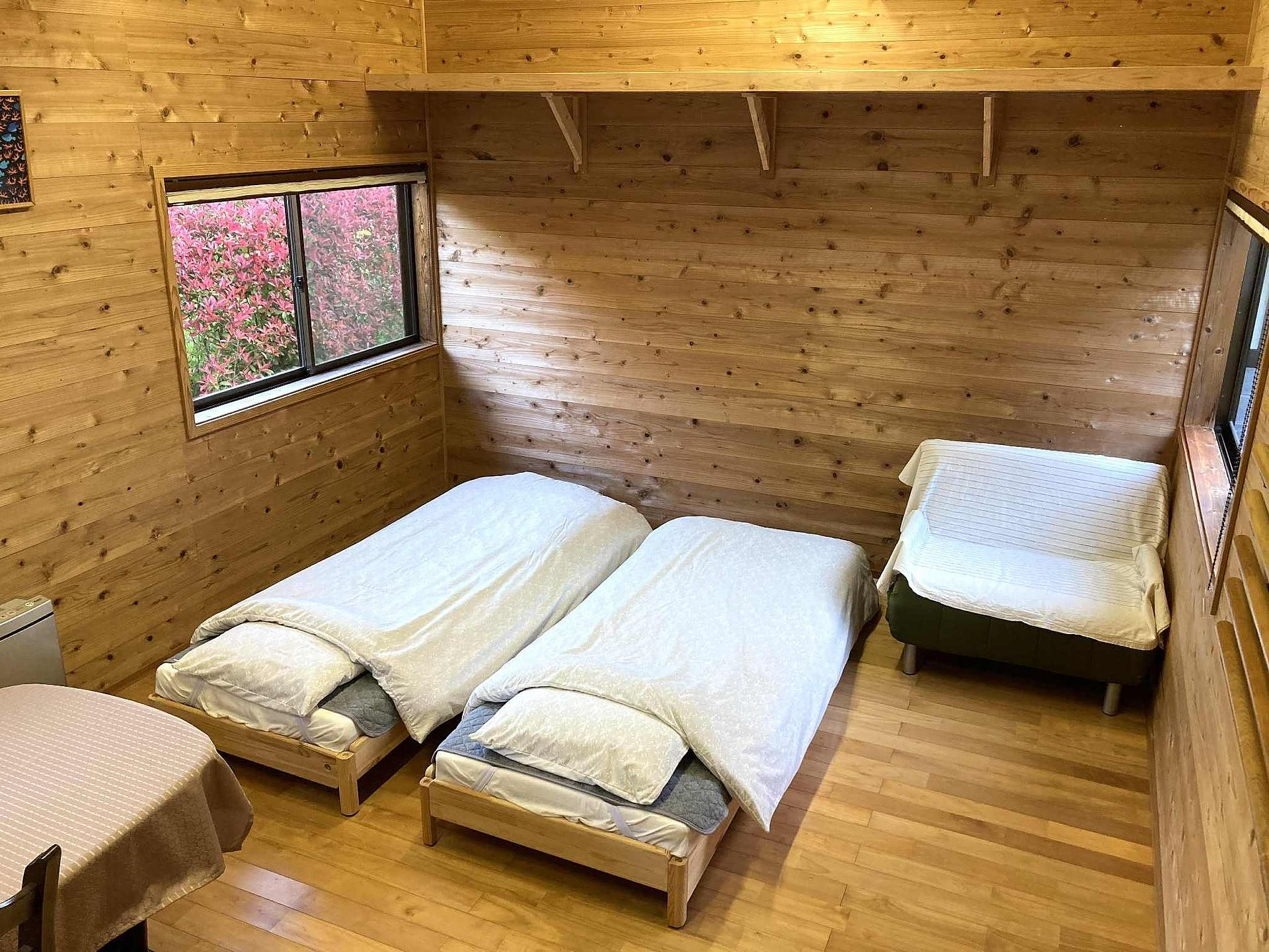 離れの内装は山小屋のイメージ