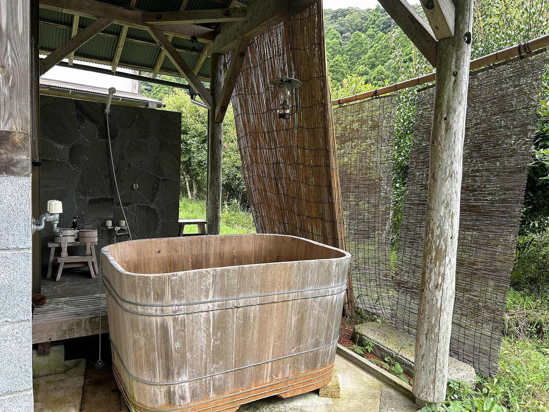 自然に囲まれての露天風呂は宿泊の楽しみの一つ