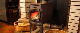 薪ストーブで団を取りながらの団欒の時間はこの上ない祝福