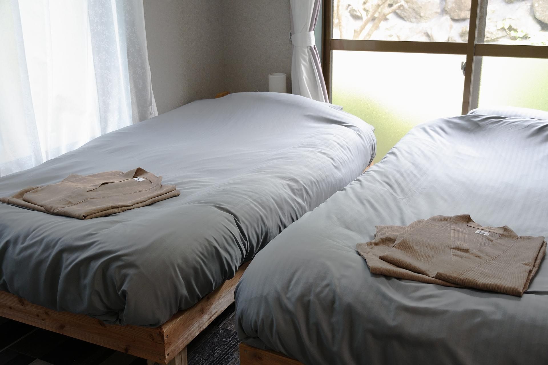 寝室(シングルベッド２台)