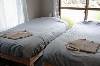 寝室(シングルベッド２台)