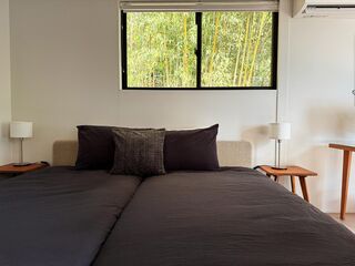 もっちり高級感溢れる30cm厚のマットレスを使用したシングルベッド2台を連結してキングサイズに。