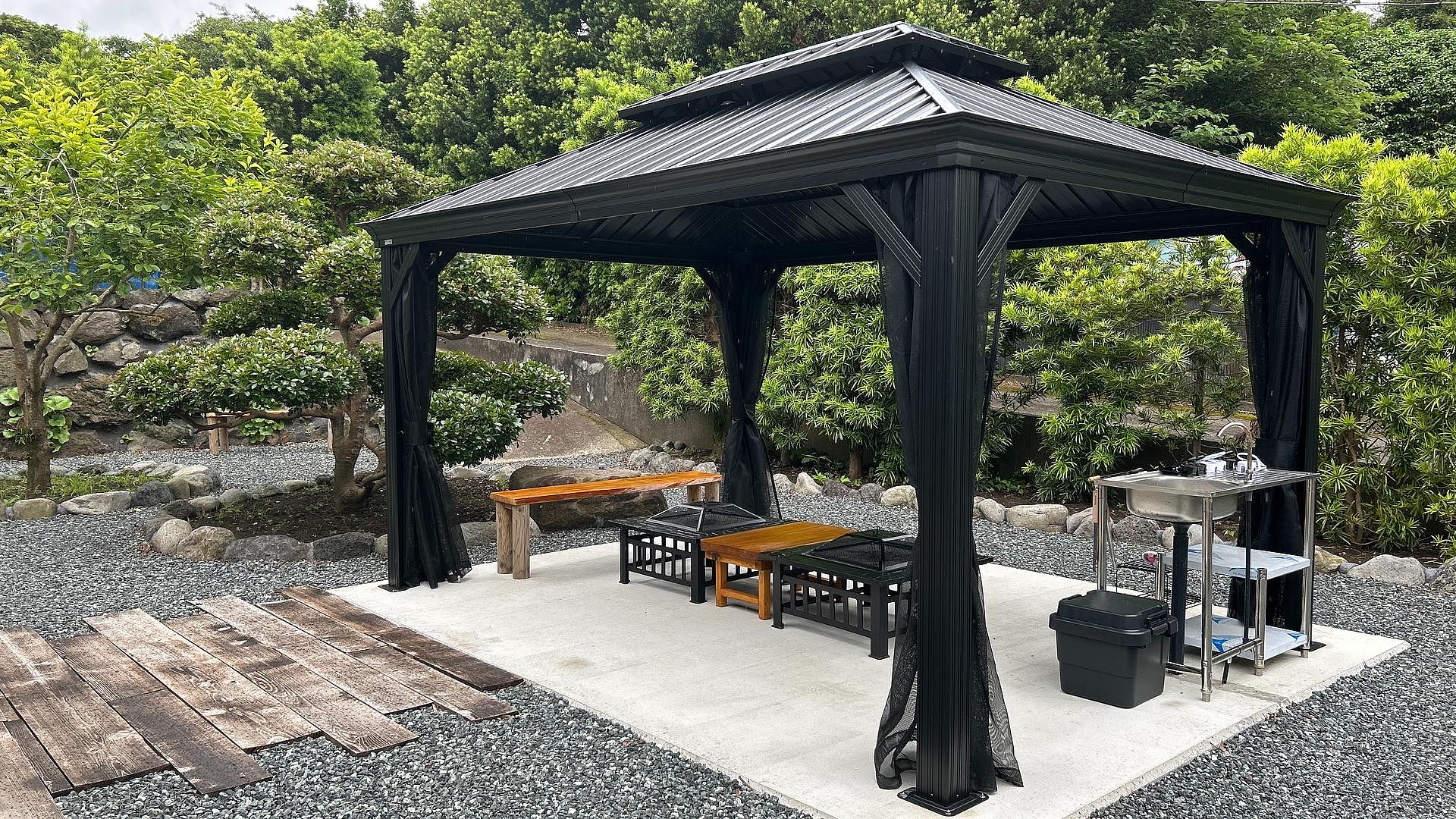 ガゼボ(屋外BBQ場)