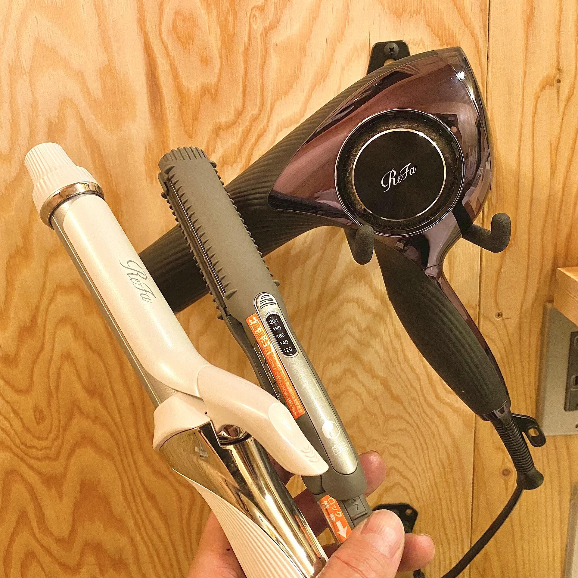 ドライヤーもReFa！カール/ストレートあいろんも準備あり！