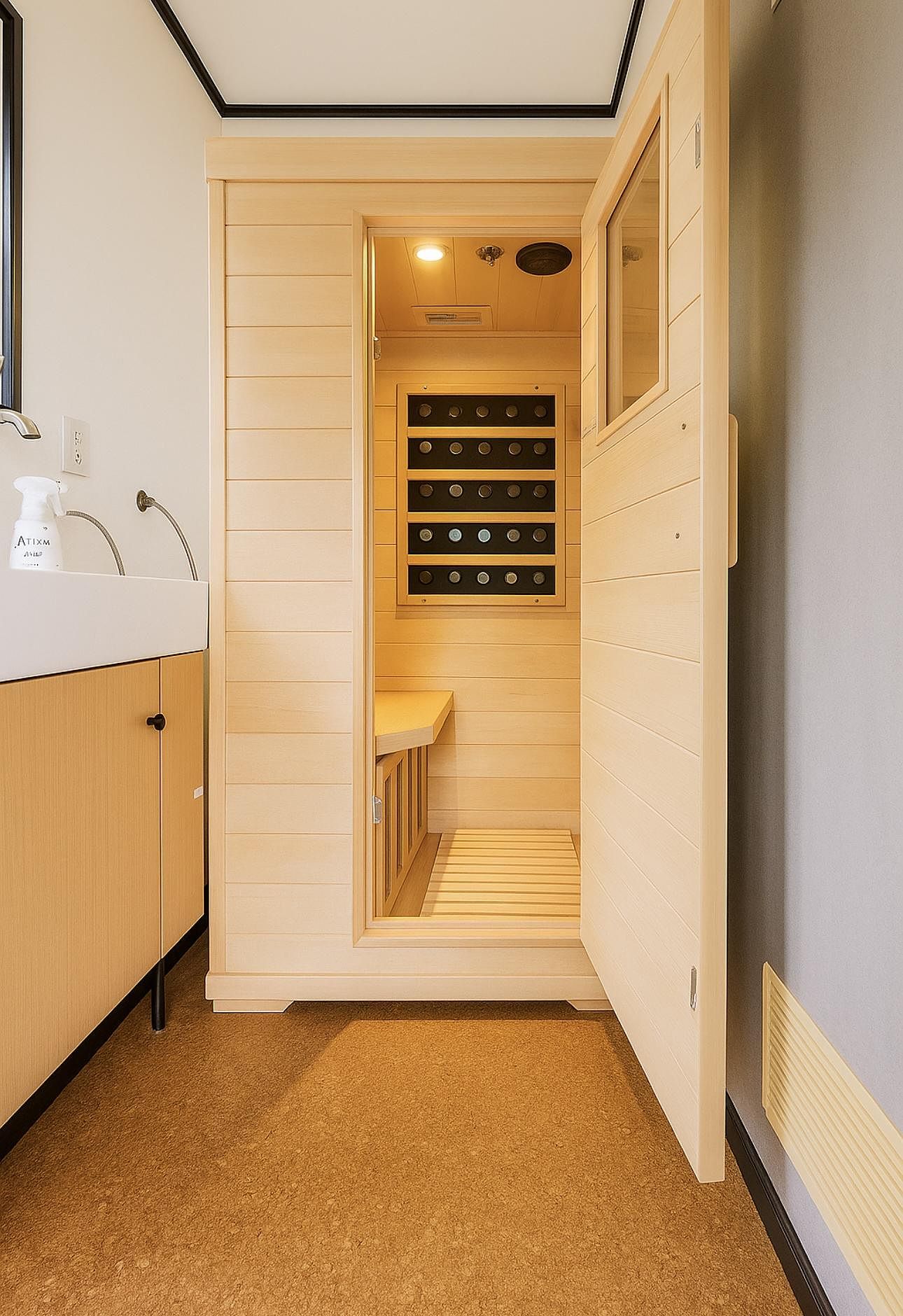 1人用サウナがあります。Max温度は70度と低めですが、遠赤外線効果とヒーターの近さでしっかり熱い！