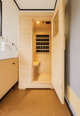 1人用サウナがあります。Max温度は70度と低めですが、遠赤外線効果とヒーターの近さでしっかり熱い!