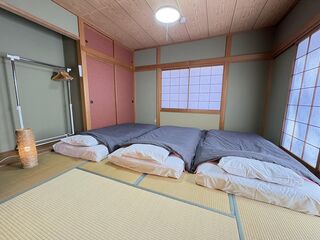 1階和室8帖(寝具3組)