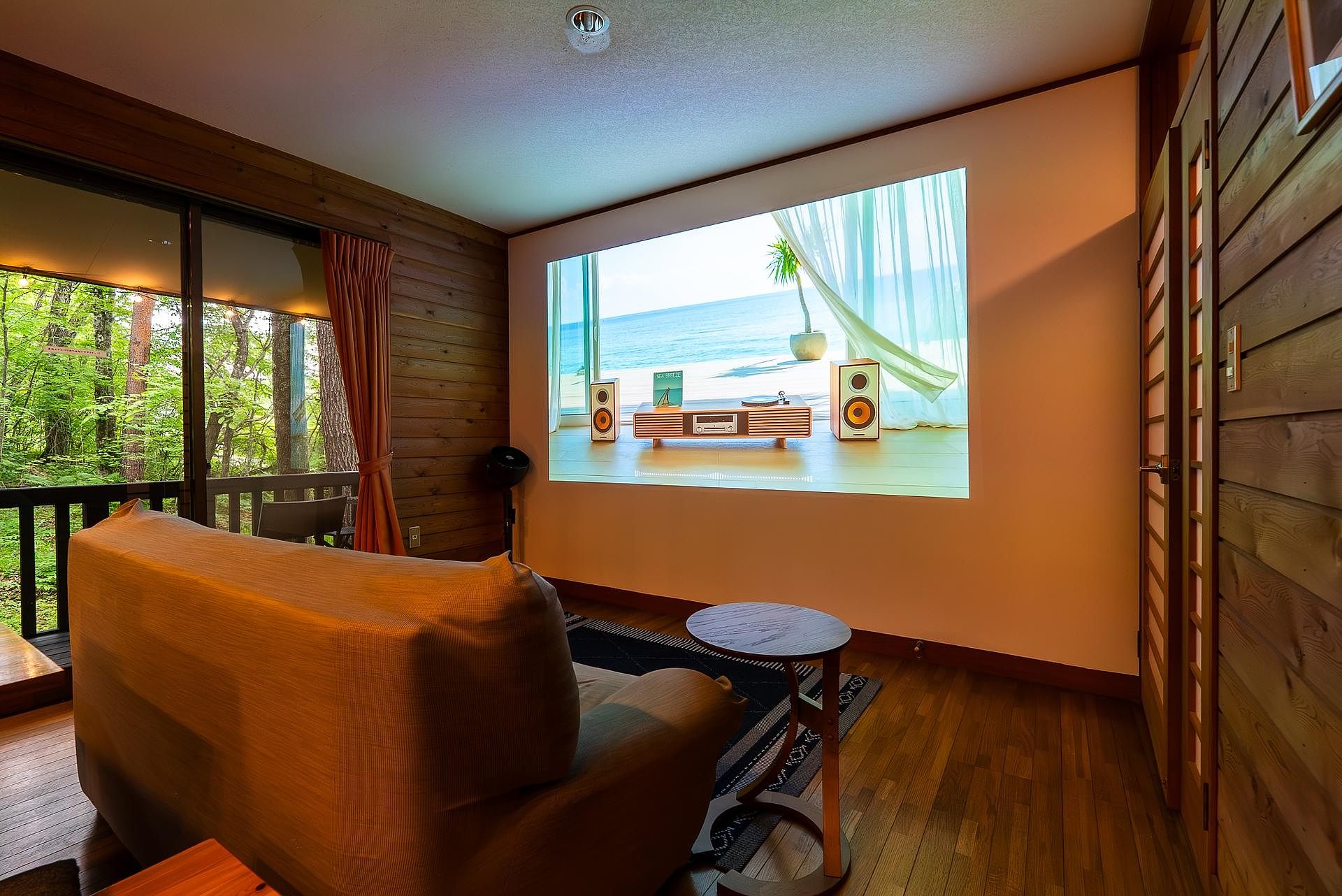 4Kプロジェクターでプライベートシアターとしてお楽しみ下さい。