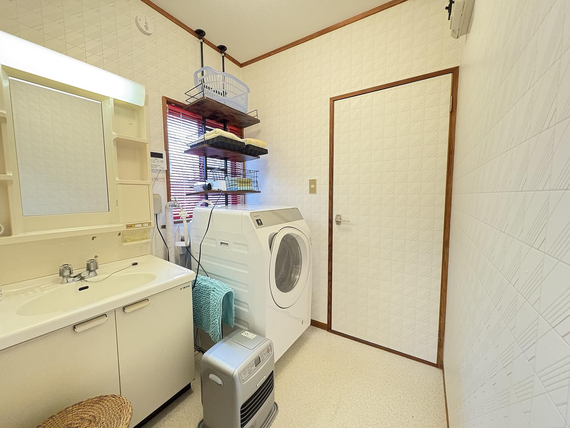 洗面脱衣所（フェイスタオル、バスタオル、歯ブラシセット、ドライヤー、ドラム式洗濯機）