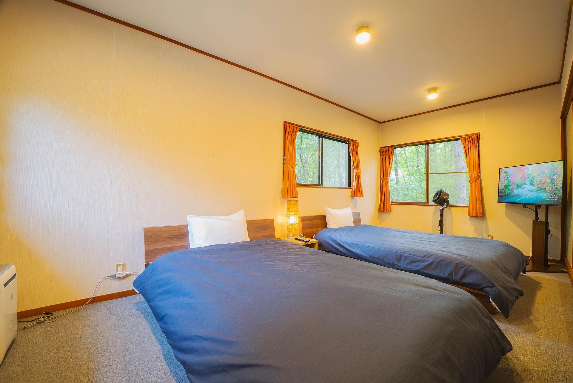 2階メイン寝室（セミダブルベッド2台）