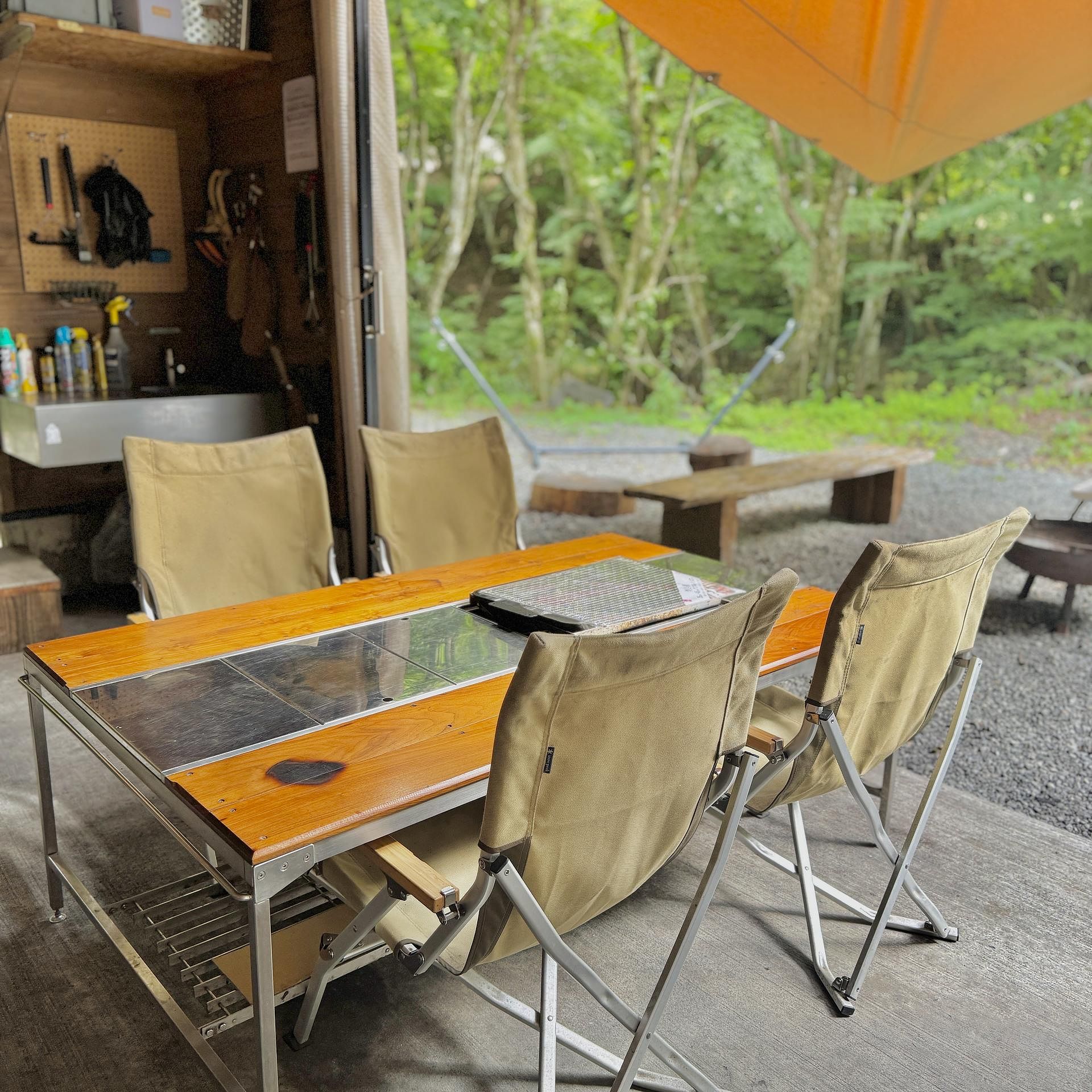 テラスも屋根付き！大型タープで雨の日でもBBQができます！※現在テーブルのグリルははずしてます。