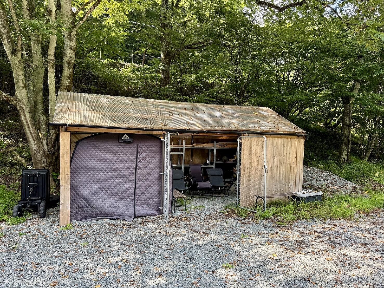 敷地内小屋に常設してあるので設営の必要はありません！レンタルご希望の際は予約時にご連絡ください。