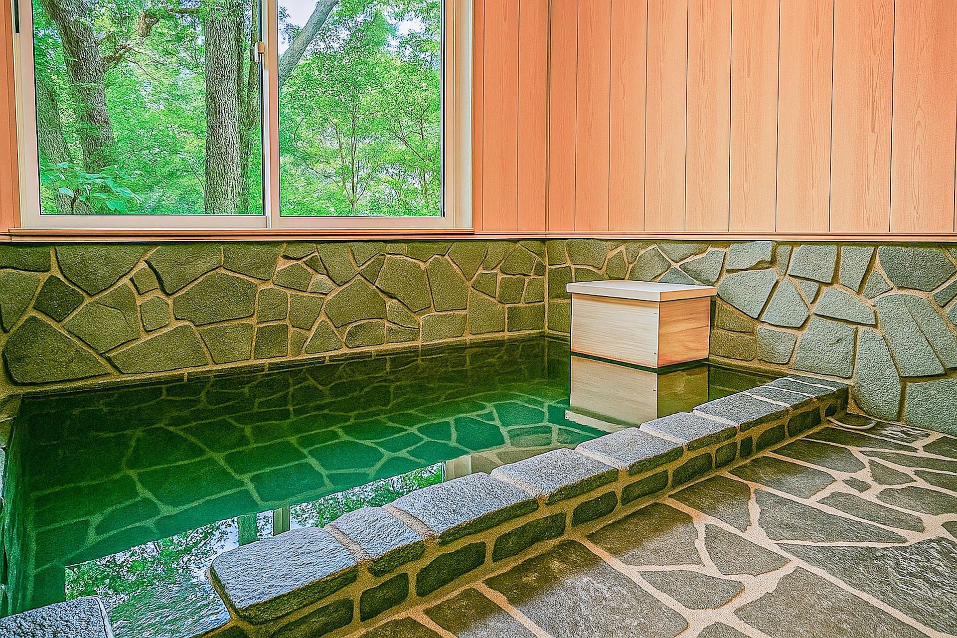 夏は青々とした緑を見ながら入浴出来ます