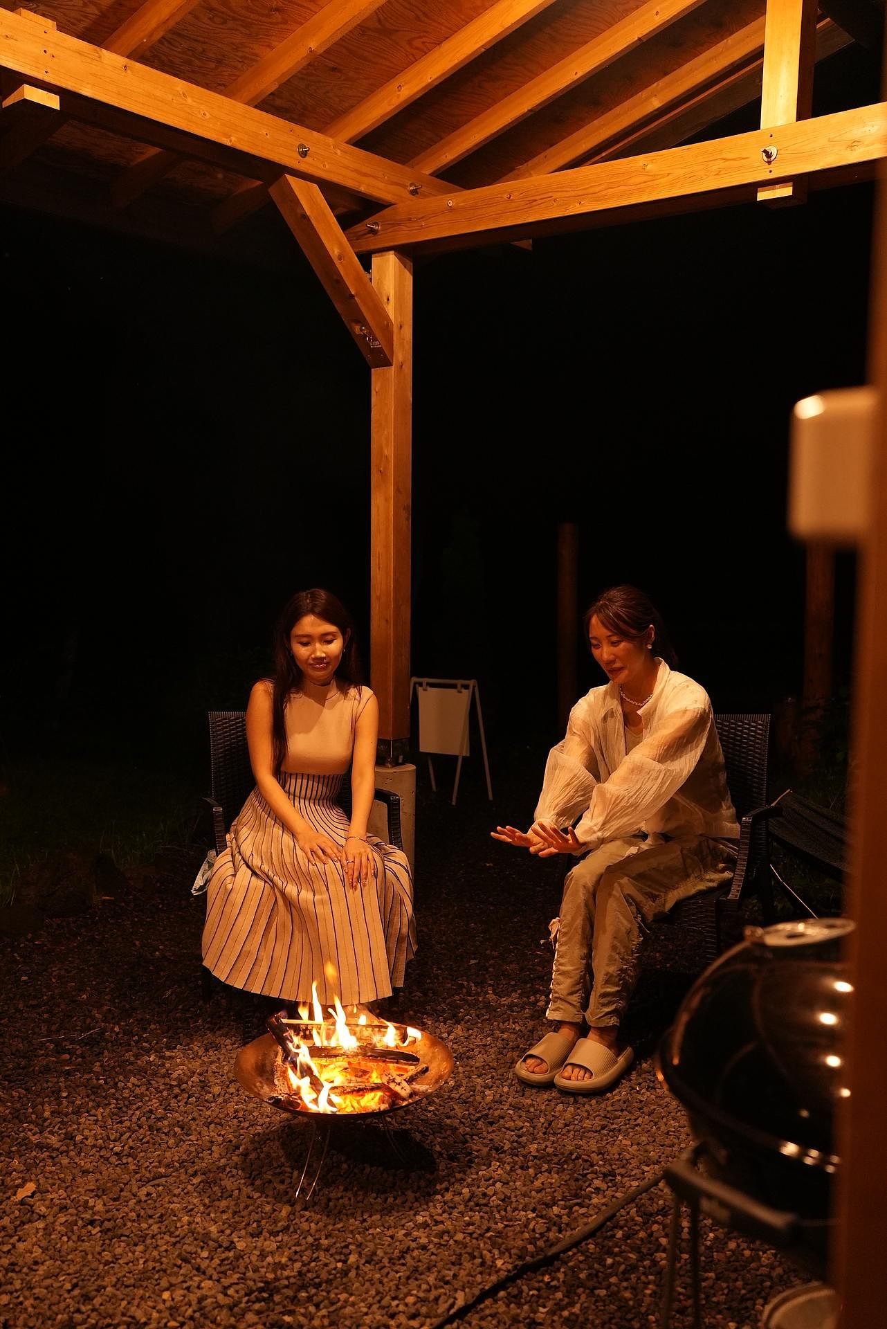 夜は焚き火。火を眺めながら、いつもとは違う話を大切な人と