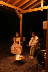 夜は焚き火。火を眺めながら、いつもとは違う話を大切な人と