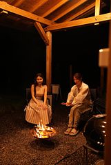 夜は焚き火。火を眺めながら、いつもとは違う話を大切な人と