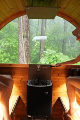 サウナでは、友だちや大切な人だけで、自分のペースでロウリュを