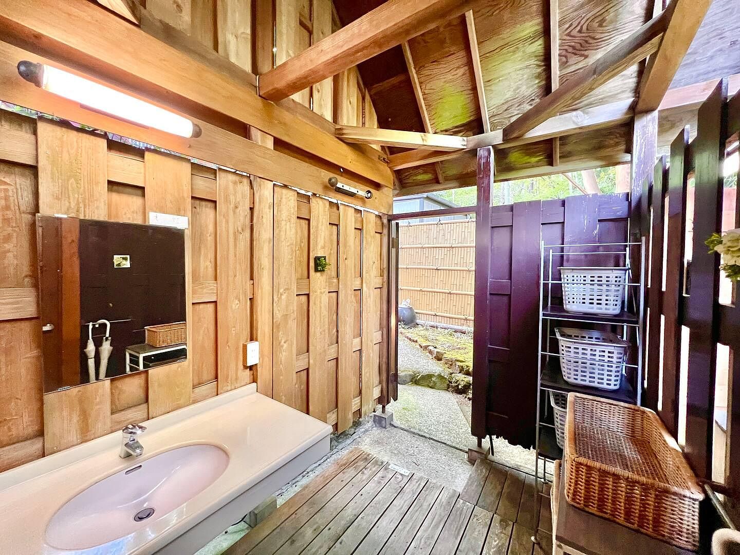 露天風呂・竹、脱衣所