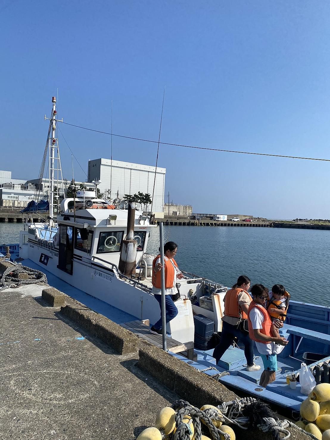 大原漁港の港の朝市で、釣り船乗船体験をしませんか？大人 1500円子供（中学生以下）1000円