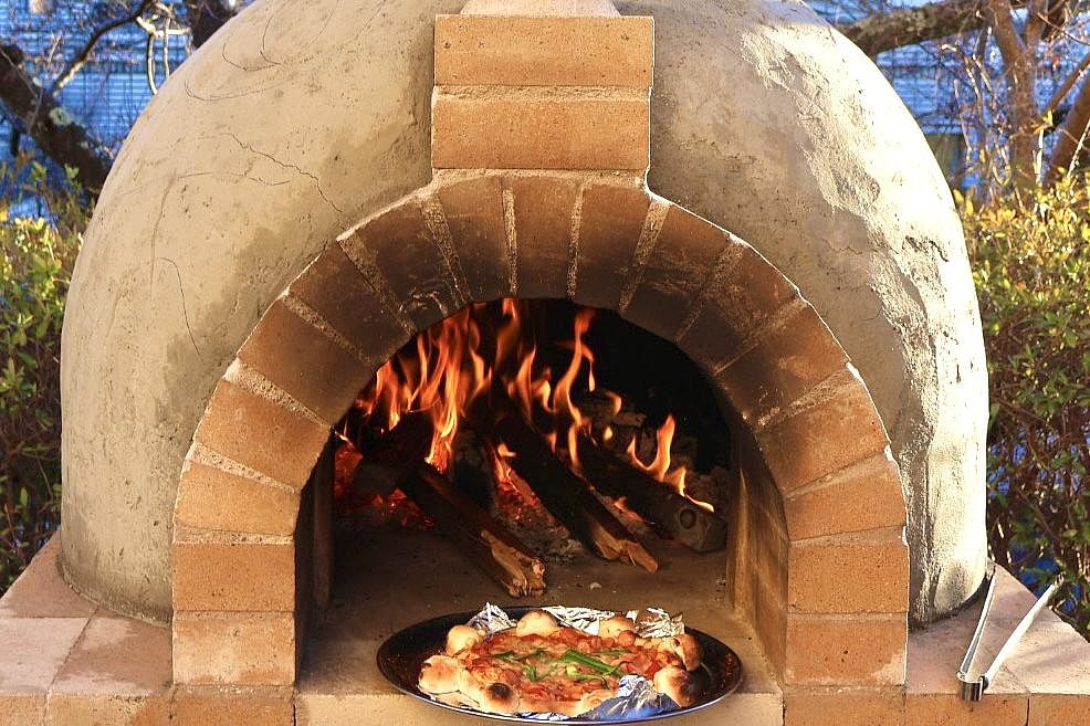 オーナーが作った自然味溢れるピザ窯!!