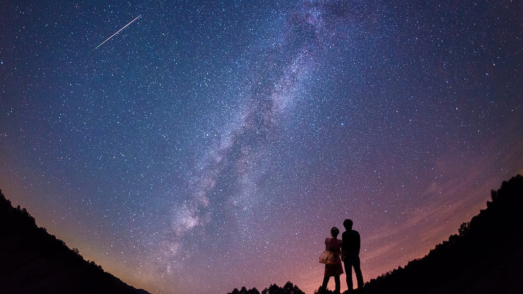 星を見つめる人