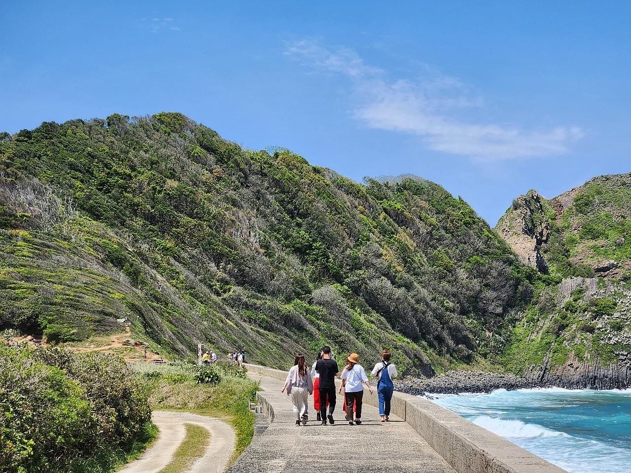 芥屋大門に向かって