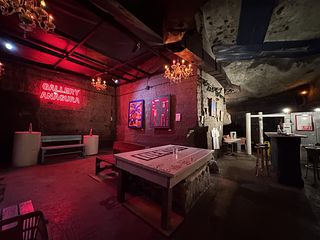 近所にある洞窟バー