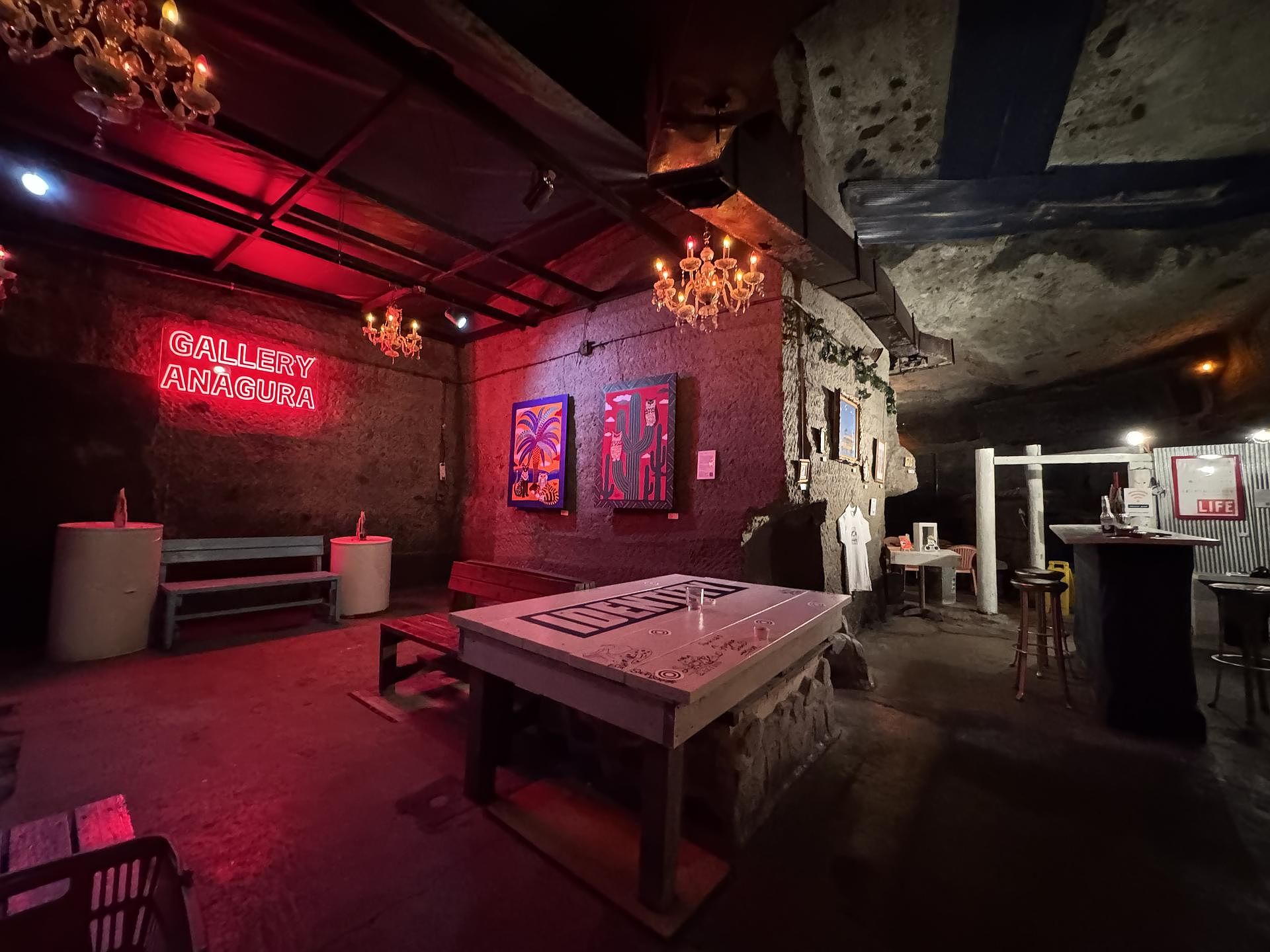 近所にある洞窟バー