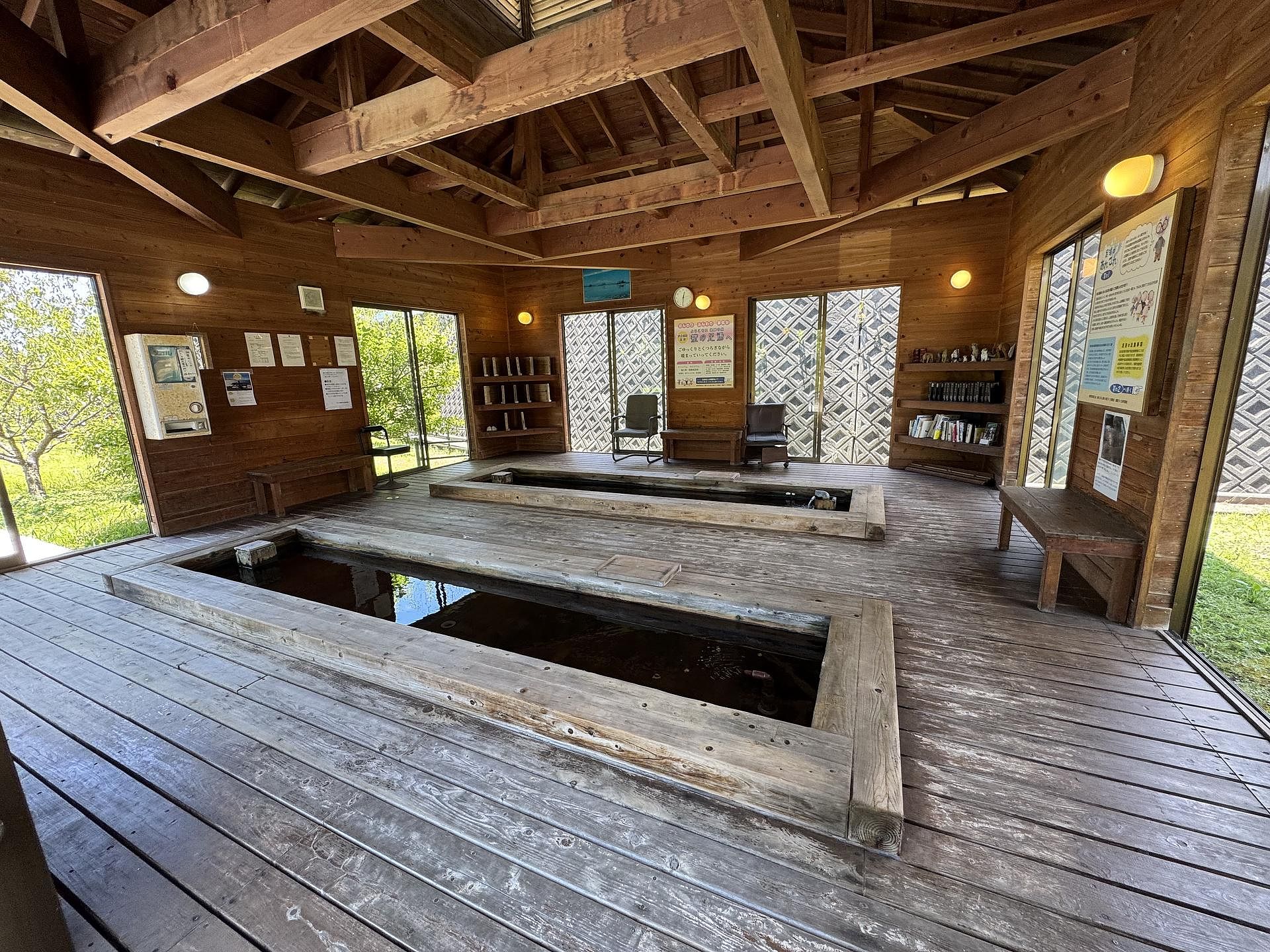 無料の足湯もすぐそばに！