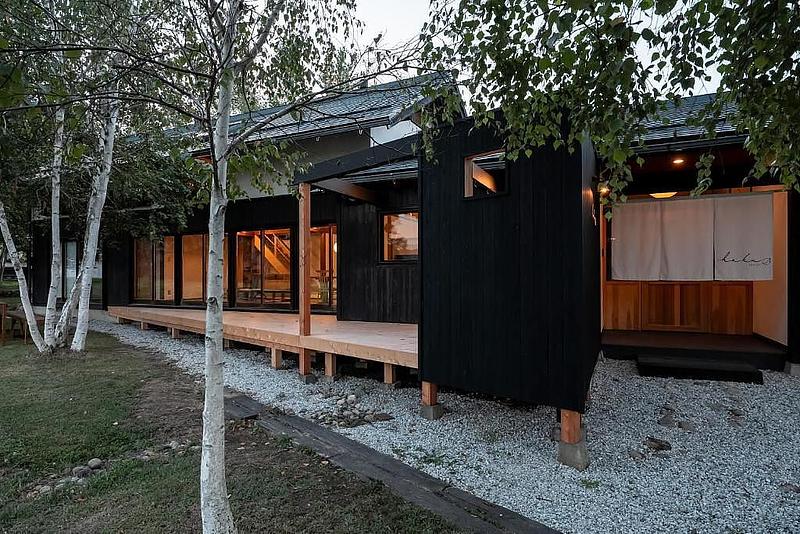 白樺に囲まれた静かな佇まい