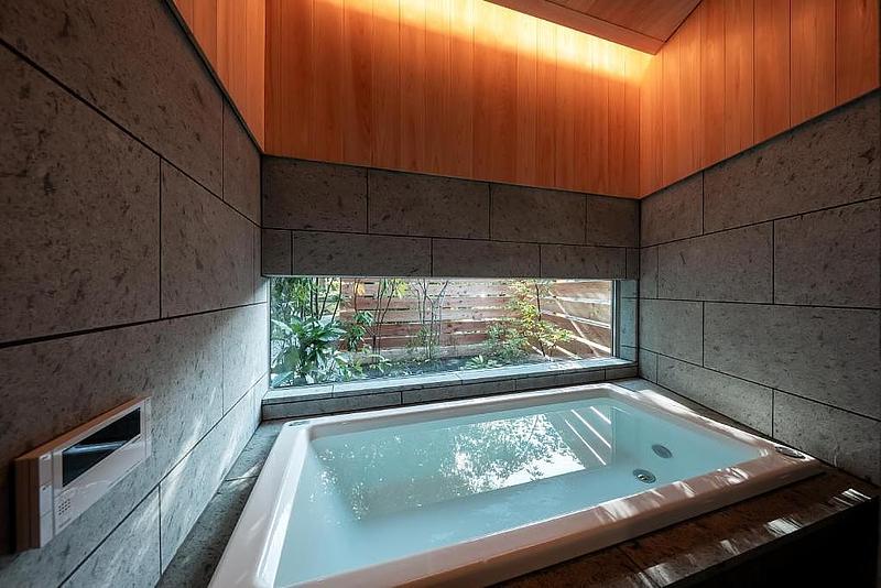 お風呂は自然の光を感じるようなつくり