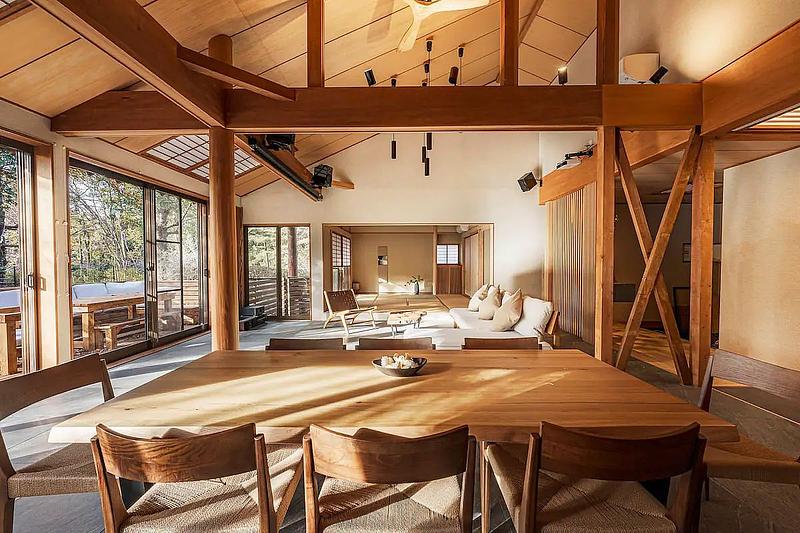 タイル張りの広々したリビング＆ダイニング