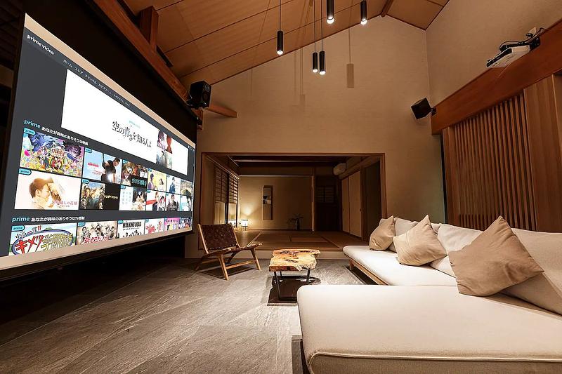 120インチの大型スクリーン完備