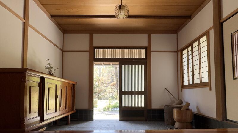 玄関は土間部分も広くとってあります。This is the entrance hall.