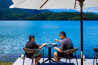 レイクサイドカフェAO食事風景